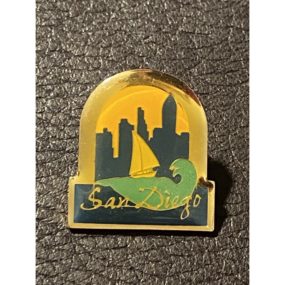 SAN DIEGO CALIFORNIA STATE TRAVEL HAT Bags skyline & sailboat design Pin Lapel